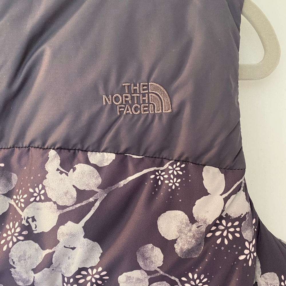 COPY - The North Face women’s floral print puffer vest - Picture 3 of 7